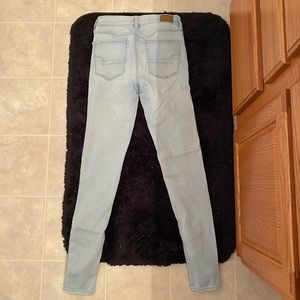 AMERICAN EAGLE LIGHT WASH SKINNY JEANS